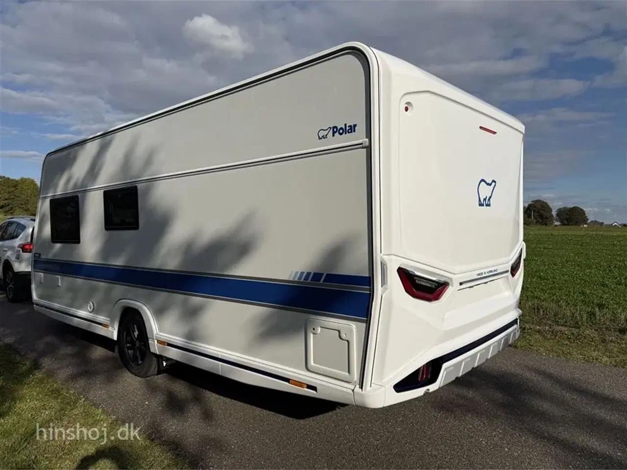 Billede 20 - 2026 - Polar Blueline 560 FD   Polar Blueline med fransk dobbeltseng og rundsiddegruppe fra Hinshøj Caravan