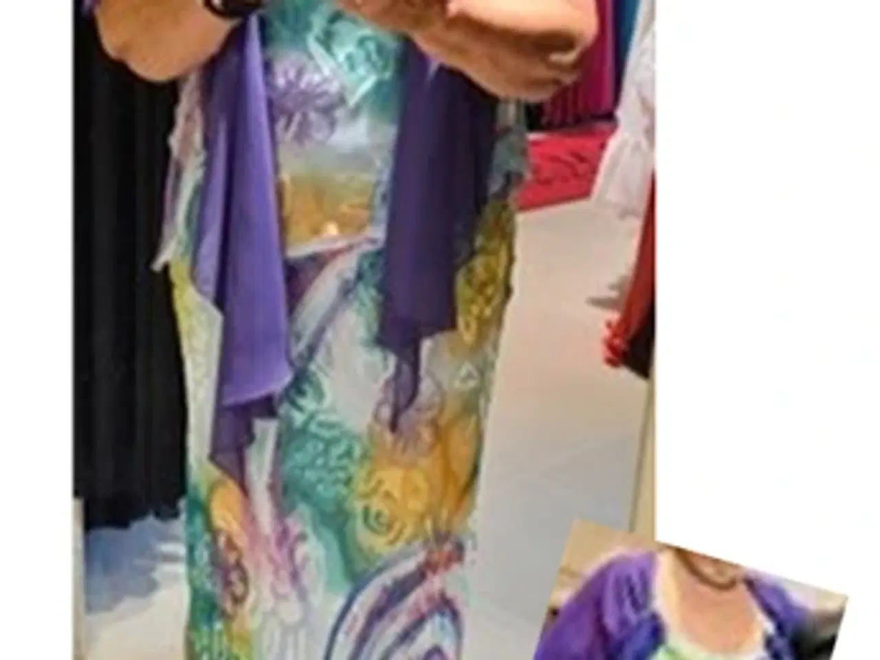 Billede 1 - Gallakjole, lang i flerfarvet silke og uden ærmer