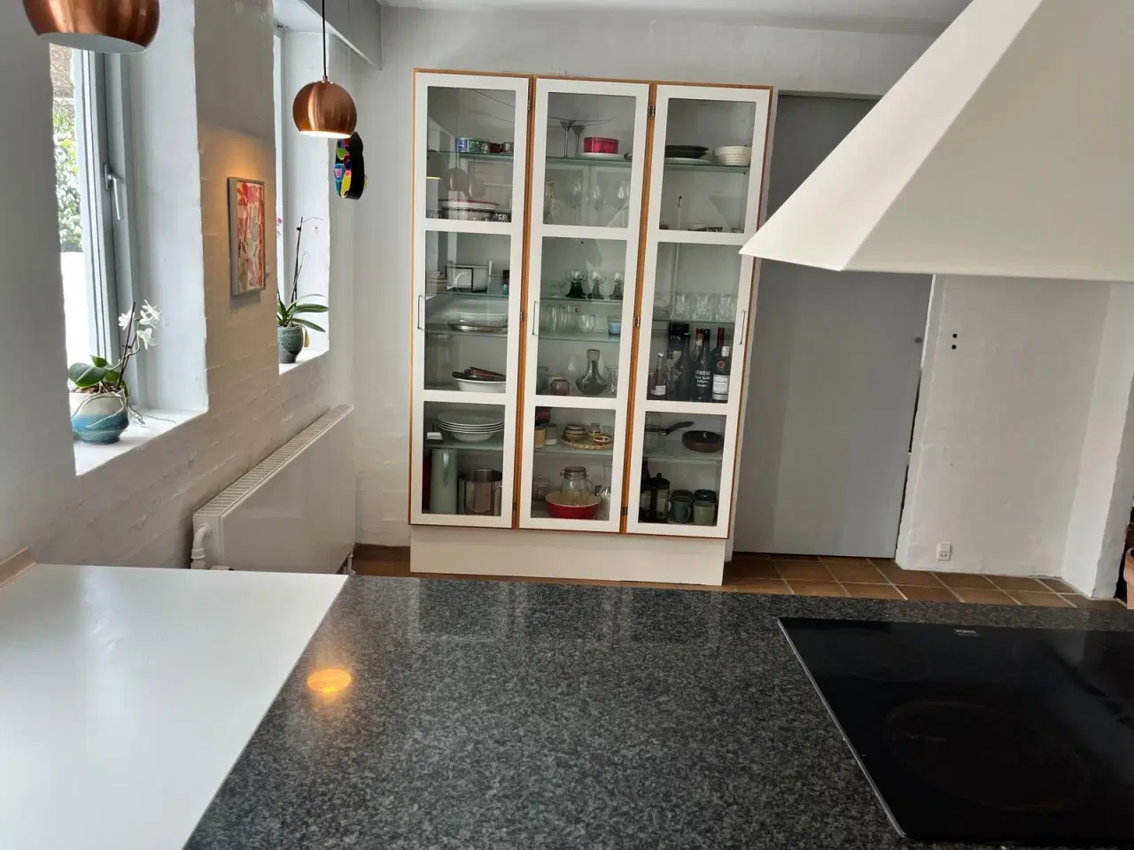 Billede 3 - Hvidt vinkelkøkken med vitrineskabe sælges