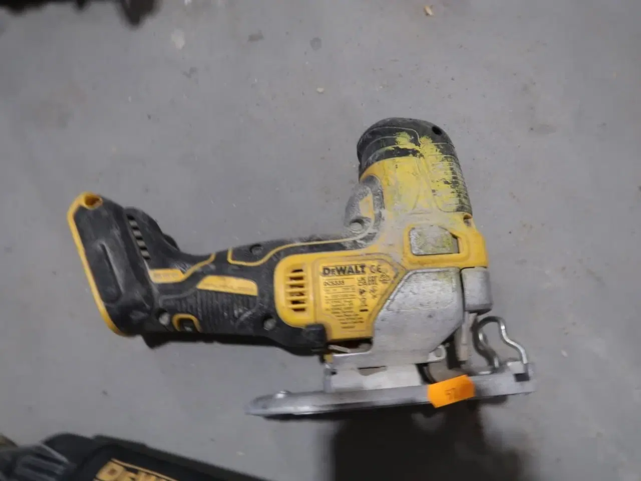 Billede 2 - 2 stk. akku håndværktøj DEWALT DCS335 m.fl. Med lader