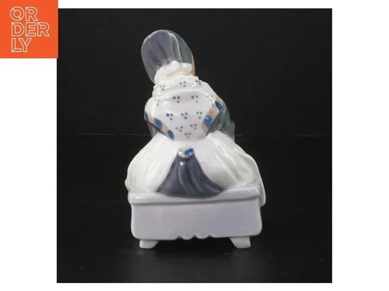 Billede 2 - Porcelænsfigur af kvinde, Royal Copenhagen fra Royal Copenhagen (str. H. 14 cm)