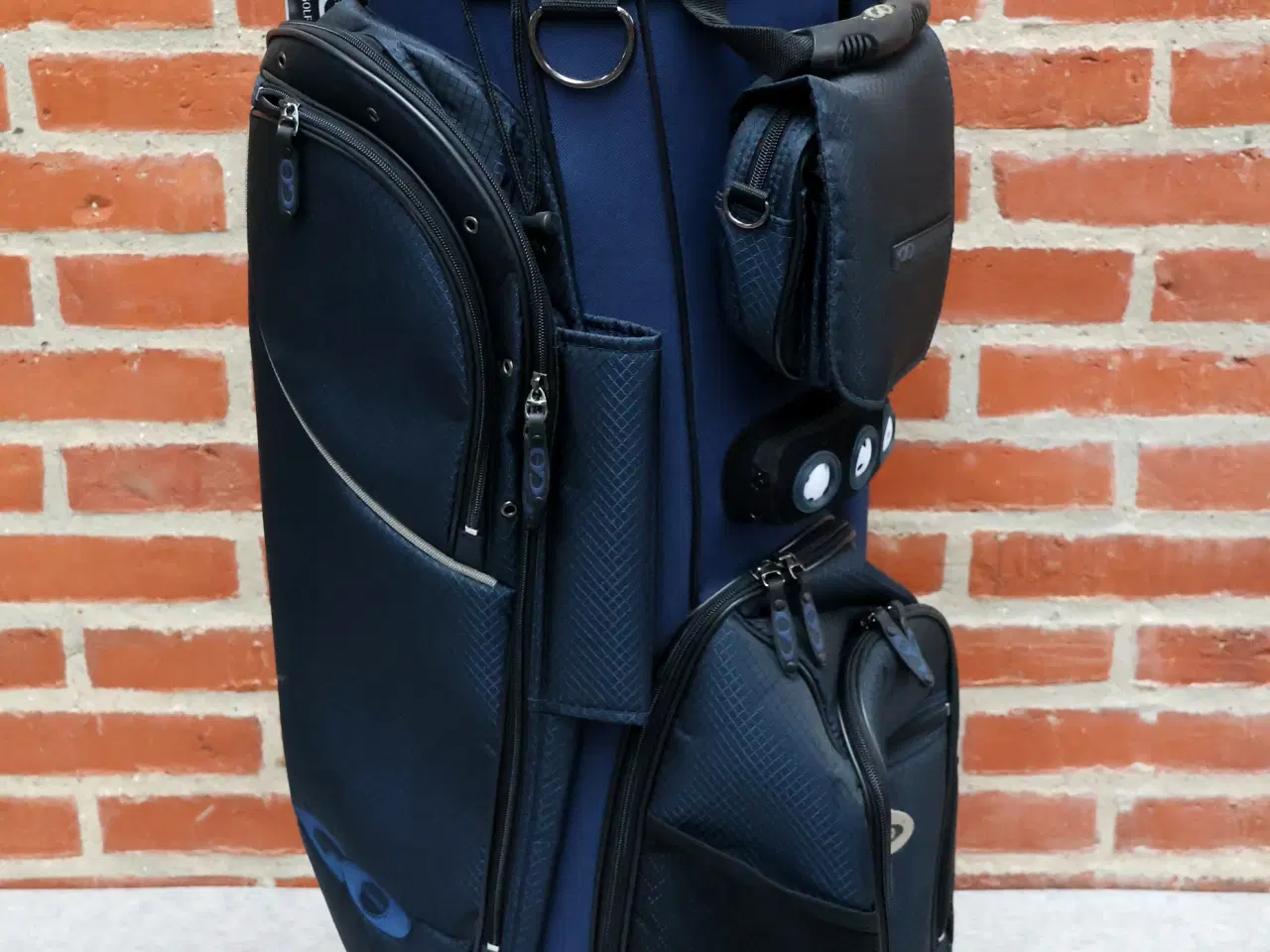 Billede 5 - 2 stk Golfbags (med rem). Heraf 1 stk m/stativ.
