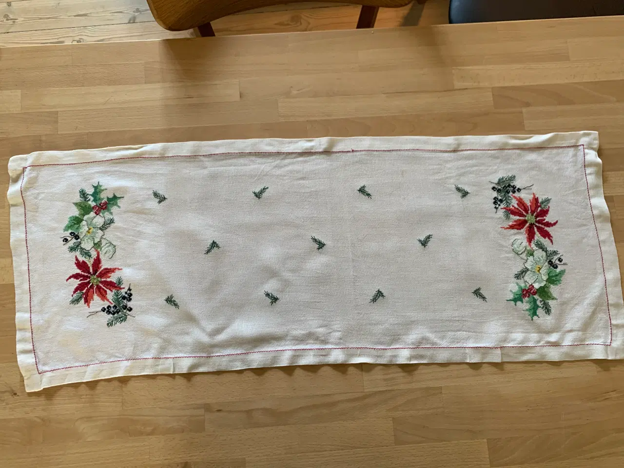 Billede 2 - Julebordløbere i korsstingsbroderi