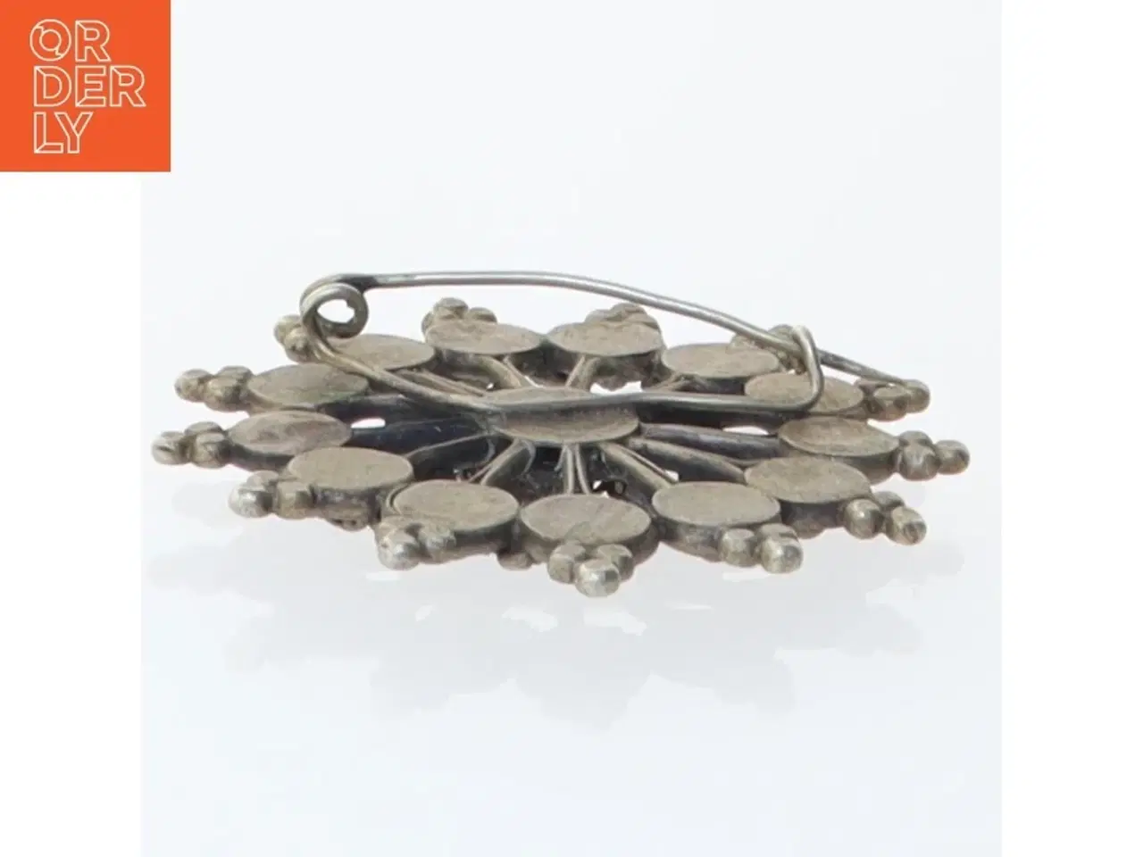 Billede 2 - Sølvfarvet broche (str. 5 cm)