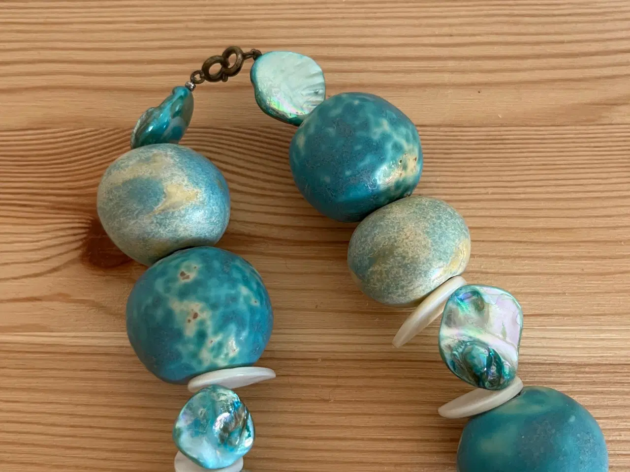 Billede 2 - Halskæde med perler af keramik
