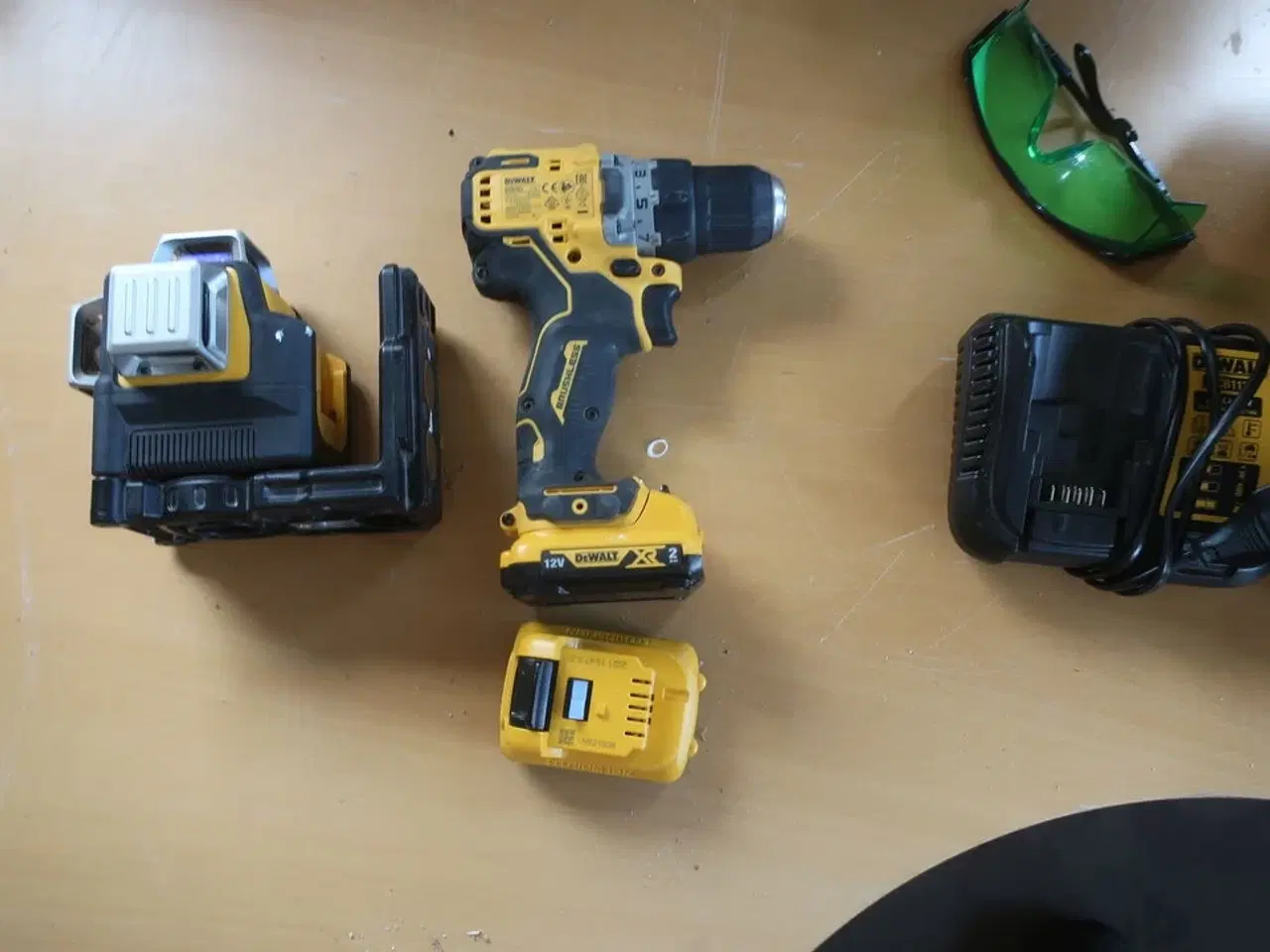 Billede 1 - Akkuværktøj DEWALT krydslinjelaser & skruemaskine inkl. lader og batteri
