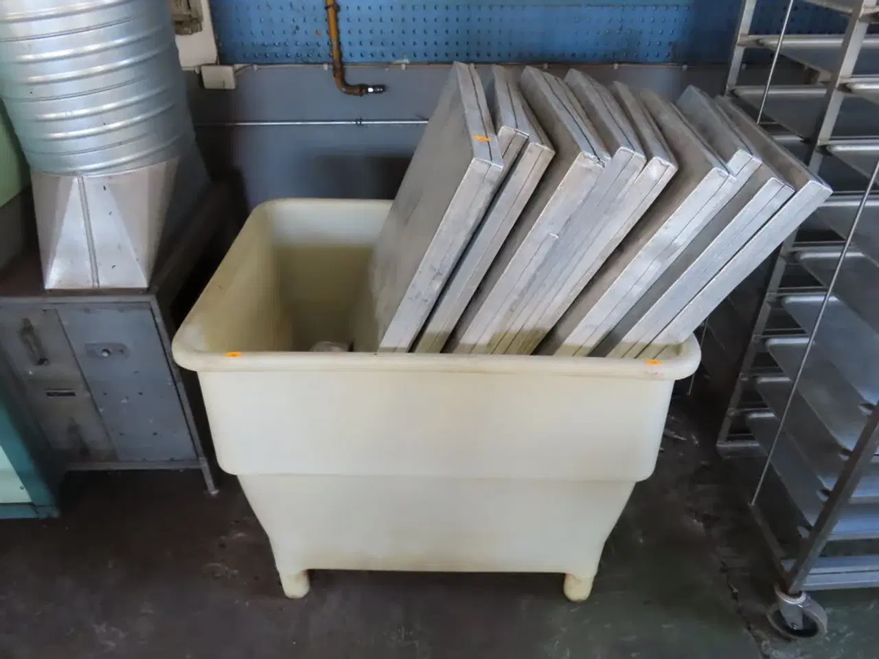Billede 1 - Plastkar inkl. Aluminiumshylder