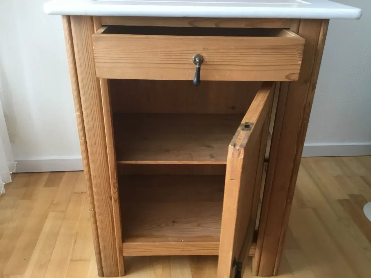 Billede 2 - Servanteskab i fyrretræ med marmorplade