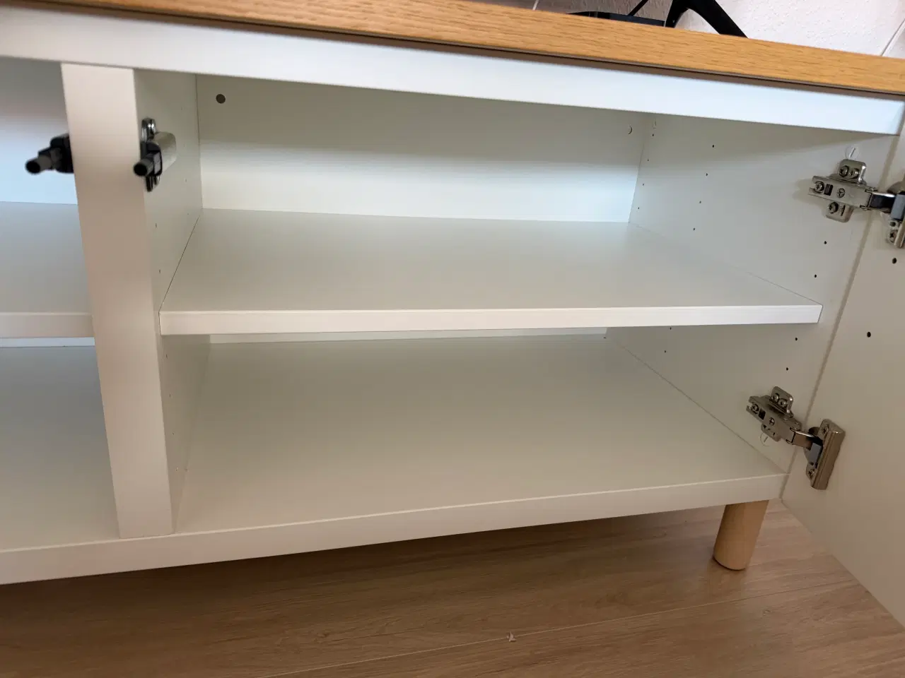 Billede 4 - IKEA TV-bord med hvidt kabinet og trætop