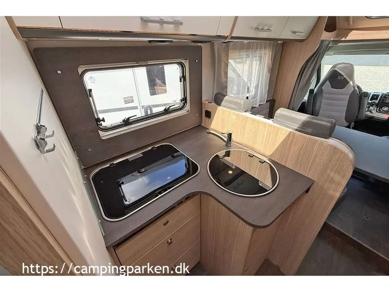 Billede 6 - 2020 - SunLight T 69 L "XV" - Jubilæum. Aut. gear   Sunlight jubilæumsmodel XV med automatgear, aircondition i bodelen, cykelstativ, kørt 18.600 km