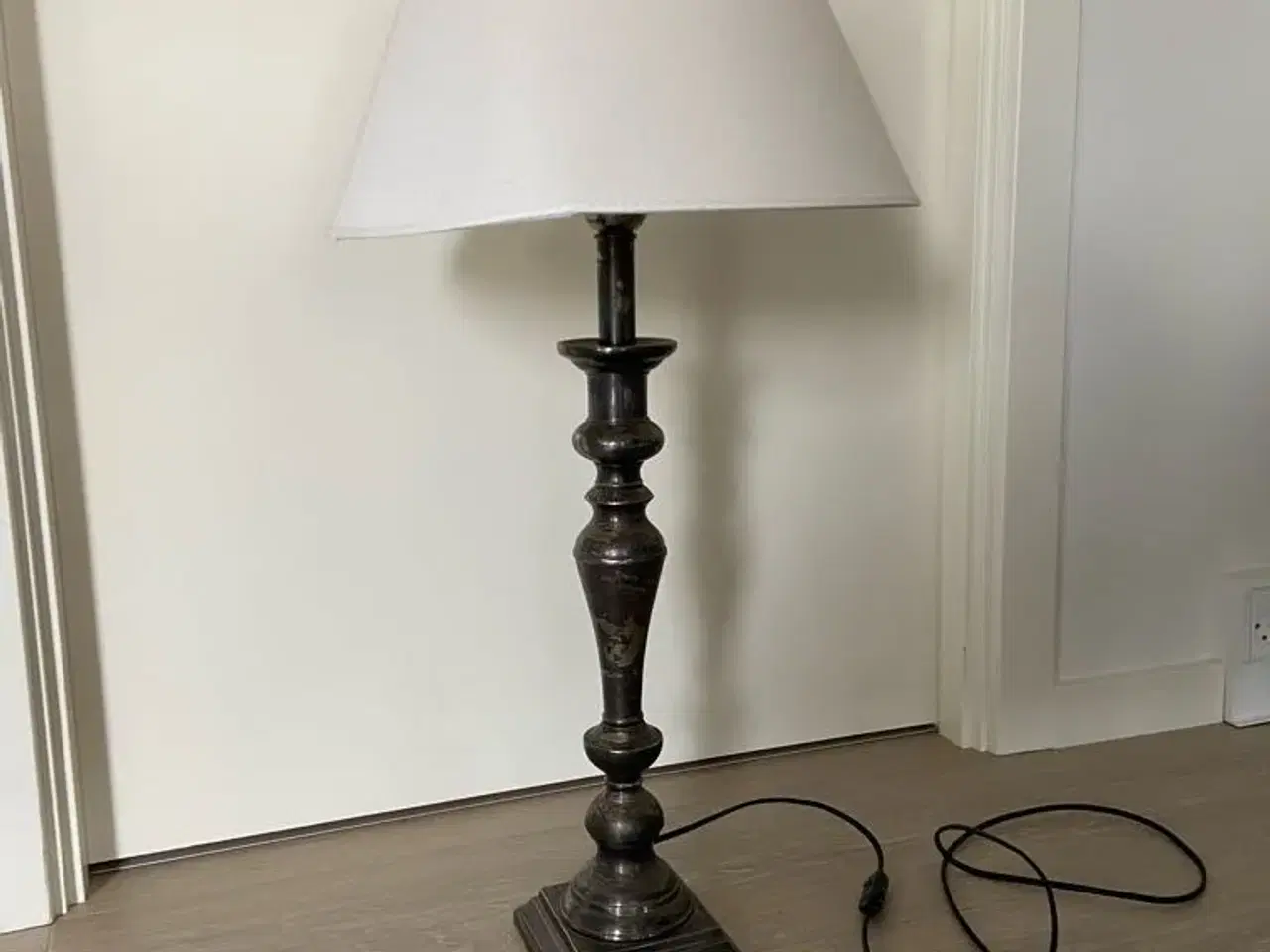 Billede 1 - 75 cm høj lampe i antik stil