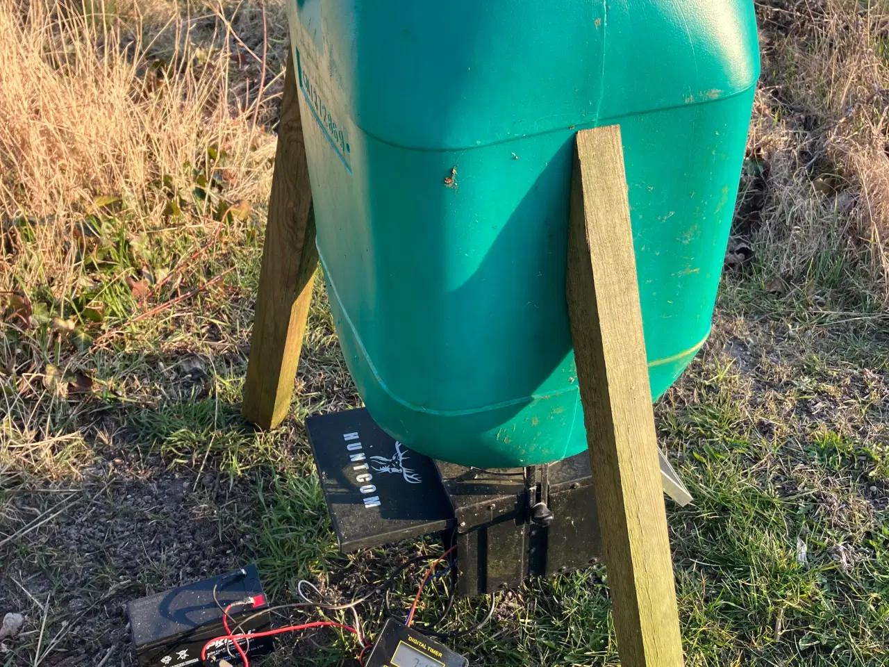 Billede 2 - FODERTØNDE MED HUNTCOM FODERAUTOMAT MED SOLCELLE