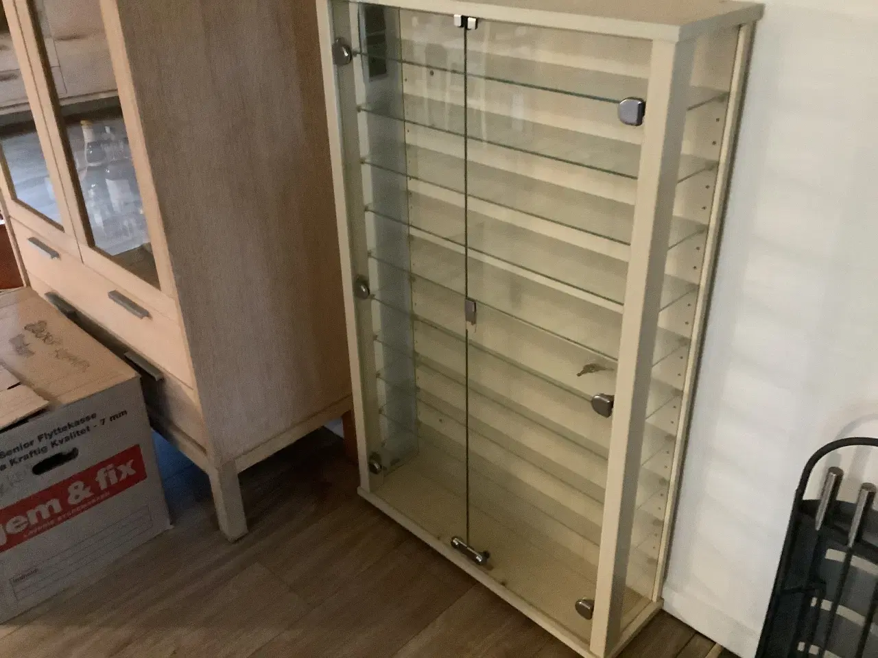 Billede 2 - Lille vitrine skab med glas hylder og låger