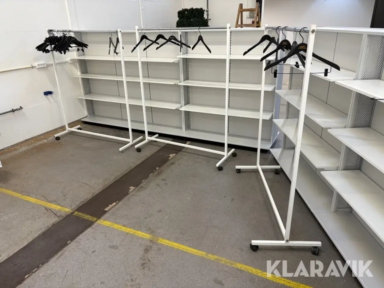 Billede 2 - Butiksinventar / tøjstativer 110 styk