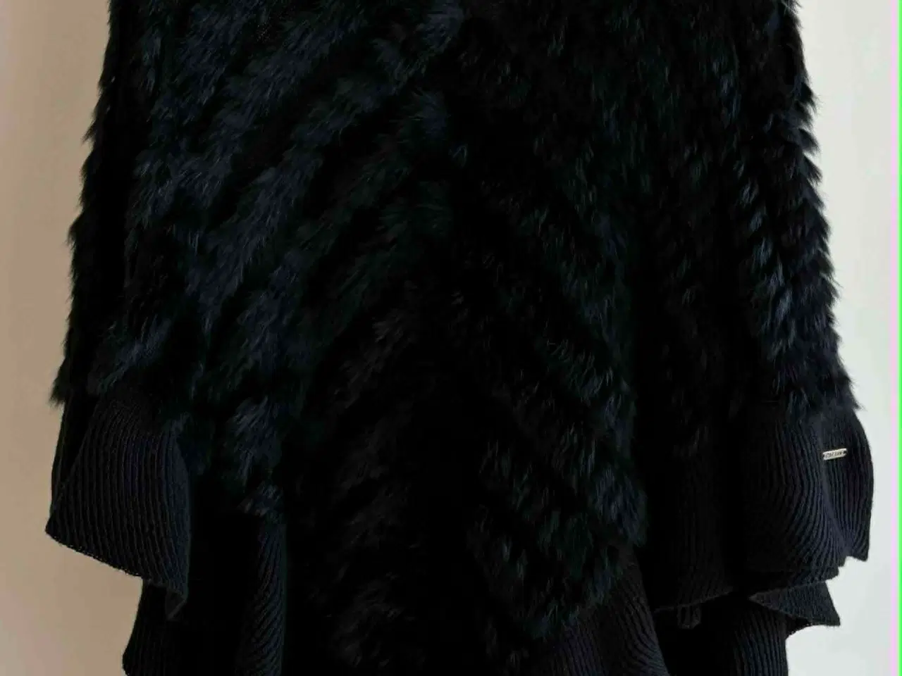 Billede 1 - Créton poncho med hætte i kaninpels, str. L // XL