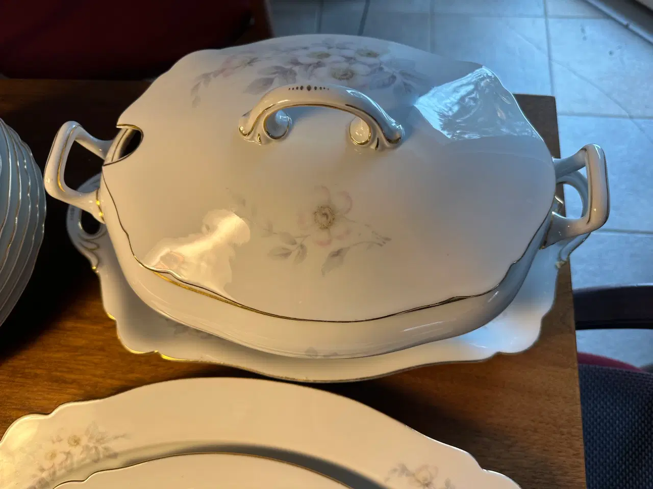 Billede 6 - Stort Bavaria stel med æbleblomst og guldkant