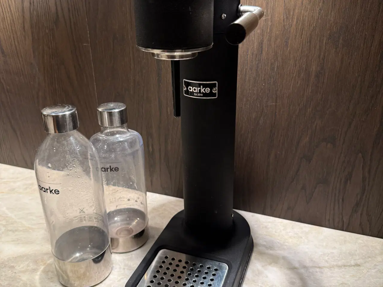 Billede 1 - aarke sodavandsmaskine matsort med 2 flasker 