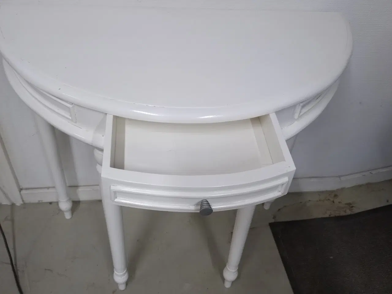 Billede 2 - Halrundt  Bord   med  Skuffe 