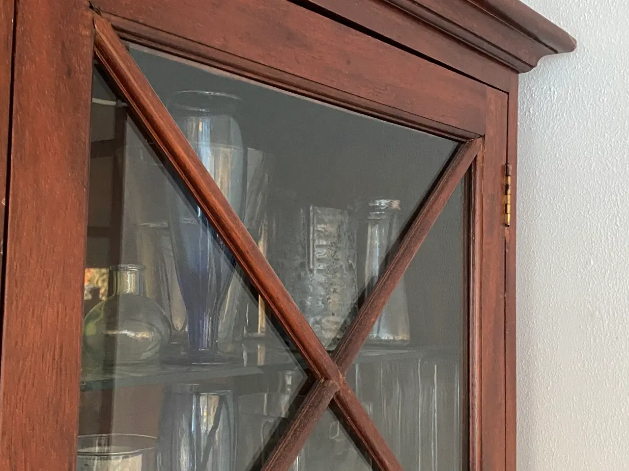 Billede 4 - Smukt vitrineskab med glas- og træhylder, inkl lys