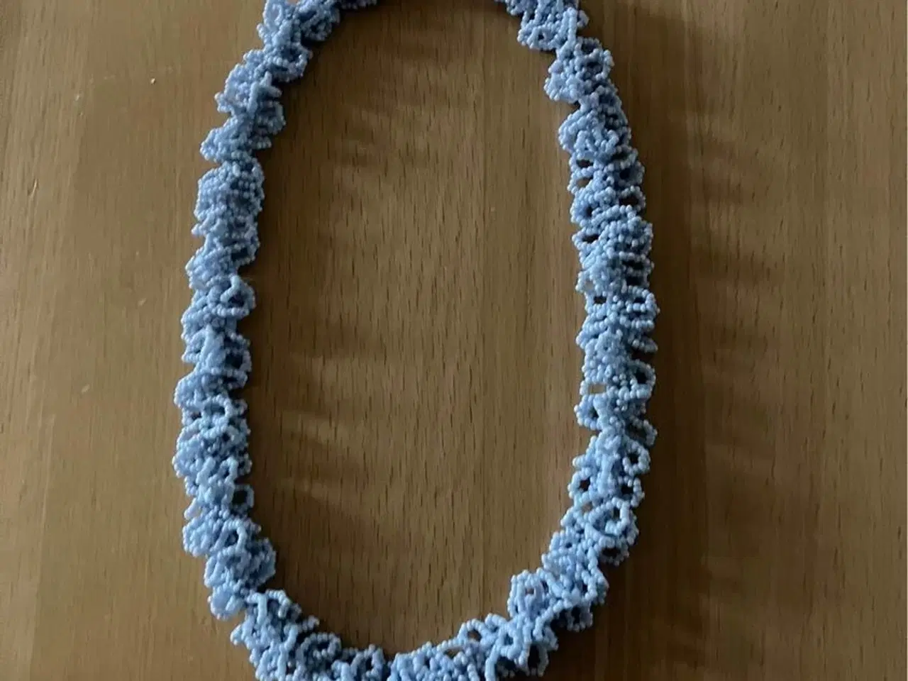 Billede 1 - Meget fin halskæde lavet af små perler i lyseblå 