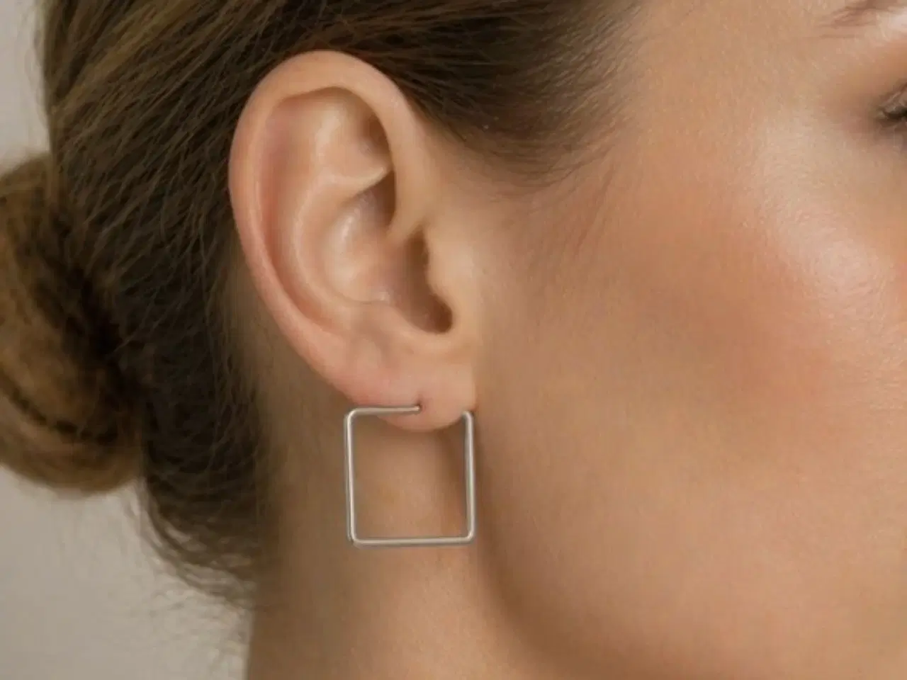 Billede 2 - Flotte, firkantede øreringen. Enkeltheden selv.