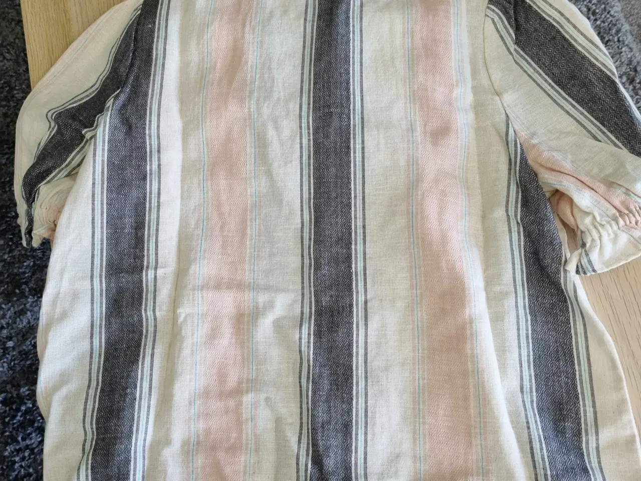 Billede 2 - Feminin skjortebluse fra Ofelia str M/38