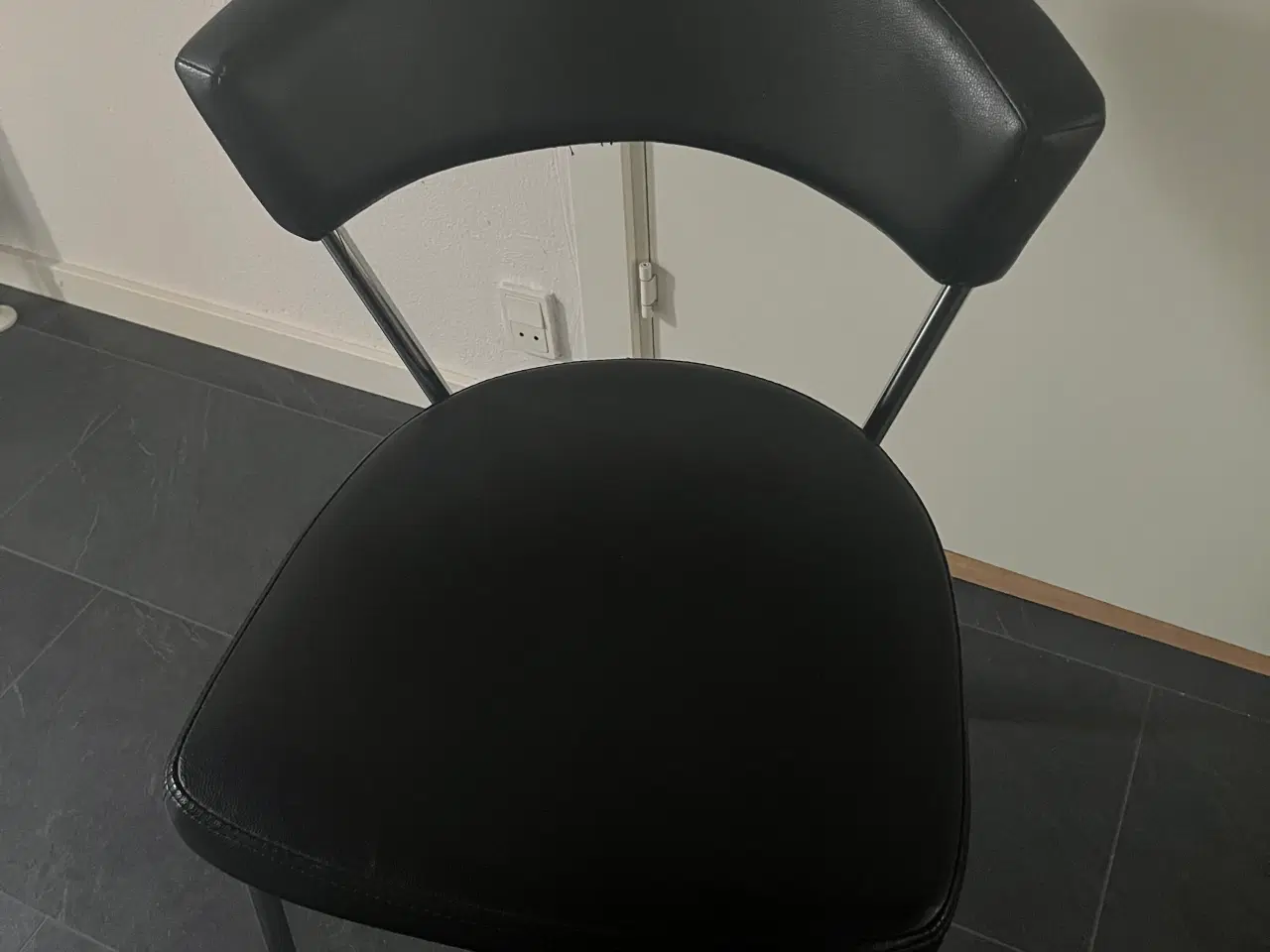 Billede 3 - Hvidt bord med 4 stole 