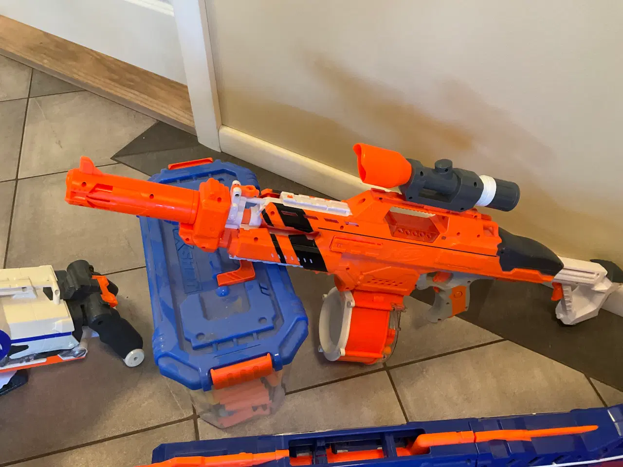 Billede 4 - 9 Nerf Gun, vest og ekstra spand med skud 