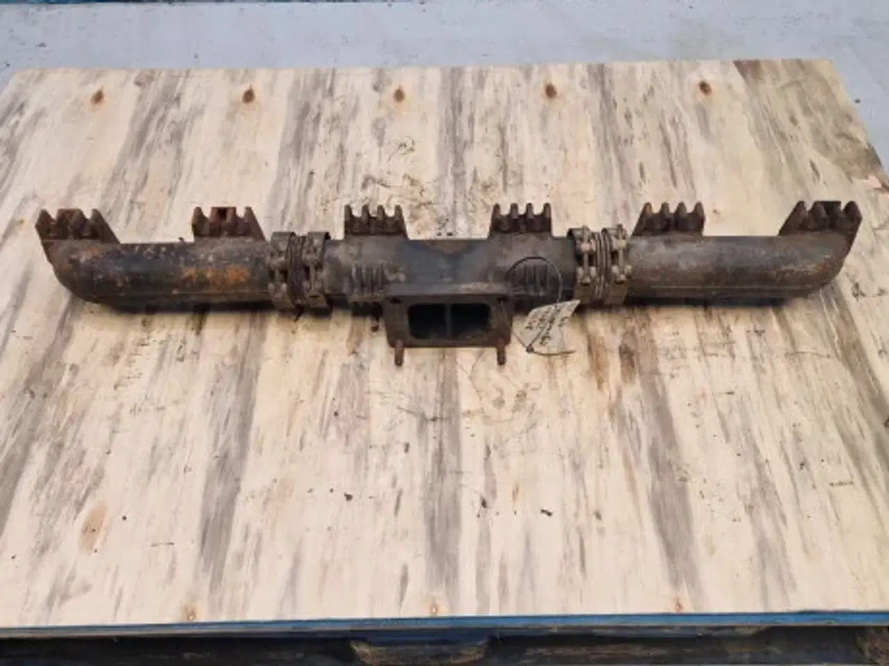 Billede 2 - Case 9010 Udstødningsmanifold 504030852