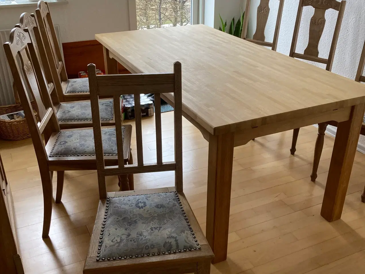 Billede 3 - Spisebord i eg. plus div. stole i afsyret eg .