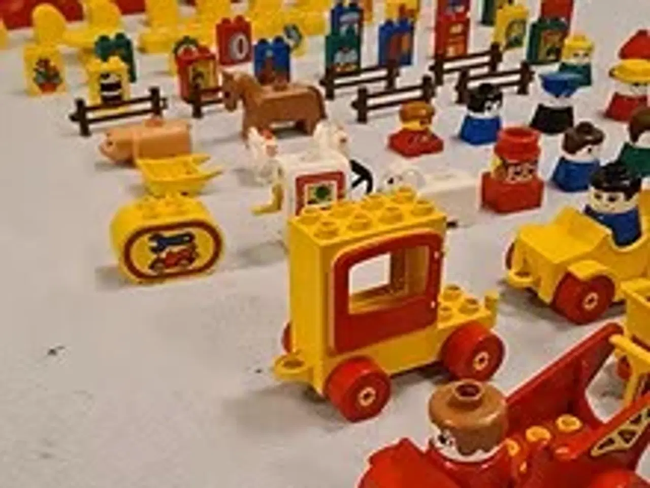 Billede 2 - LEGO DUPLO byggesæt med tog og figurer