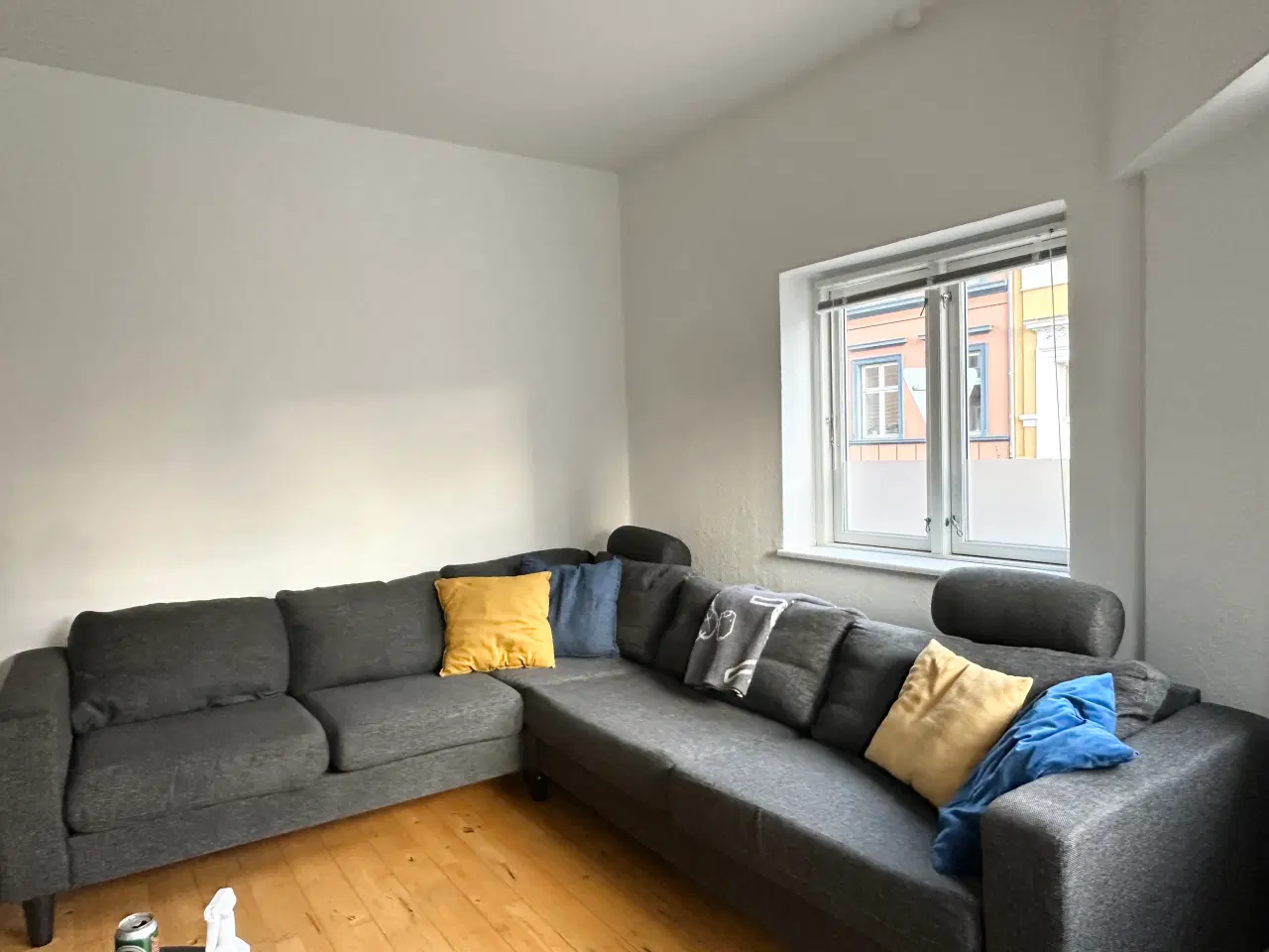 Billede 1 - Grå sofa - god at sidde i