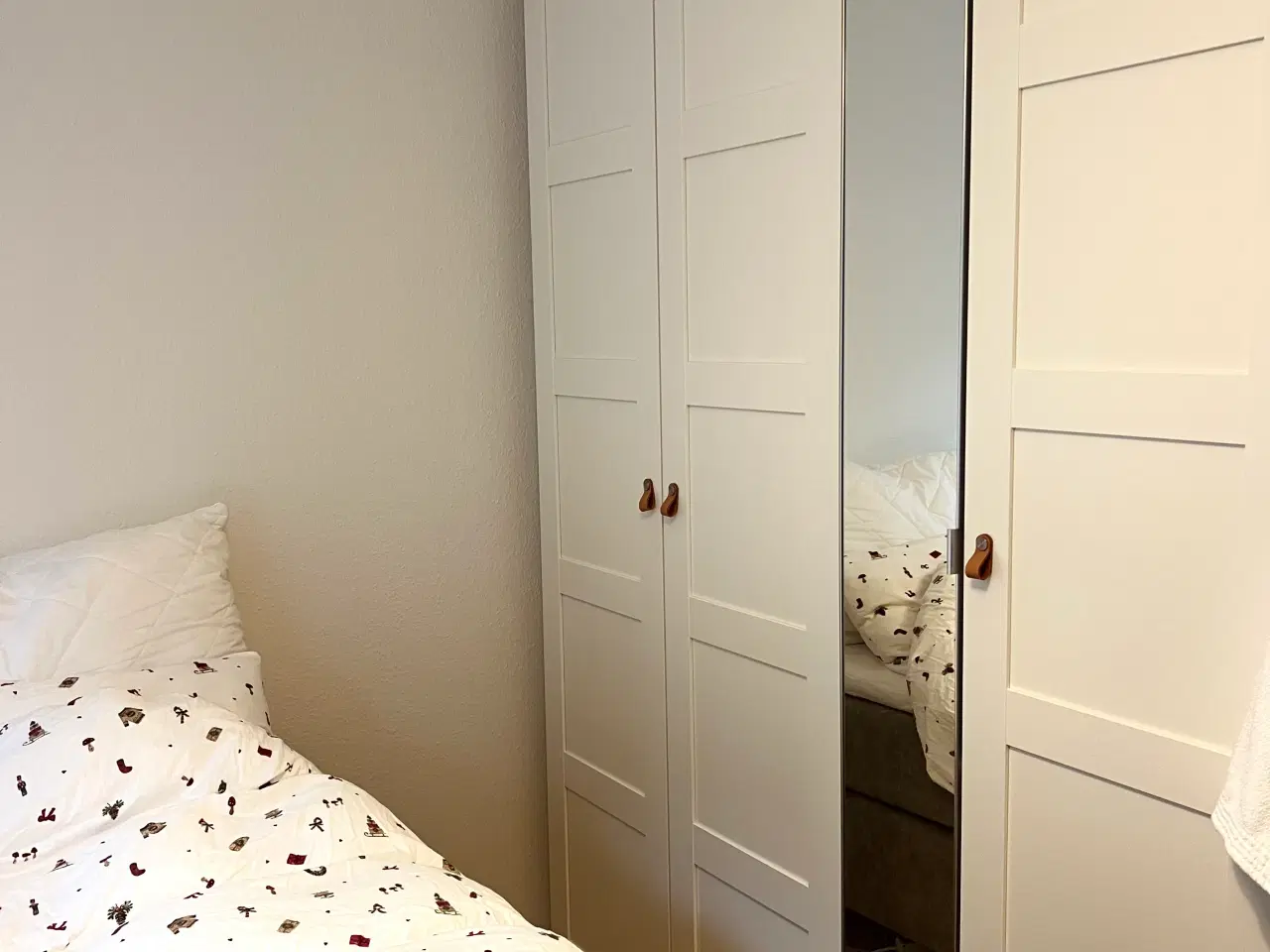 Billede 1 - Pax garderobeskab med spejl og knager