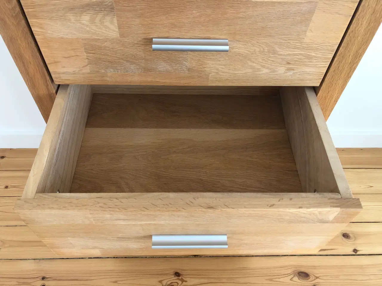 Billede 4 - LIVA kommode i egetræ – 5 skuffer (38x53x93 cm)