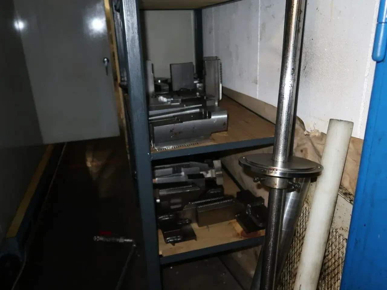 Billede 3 - Reol med div. Specialværktøj