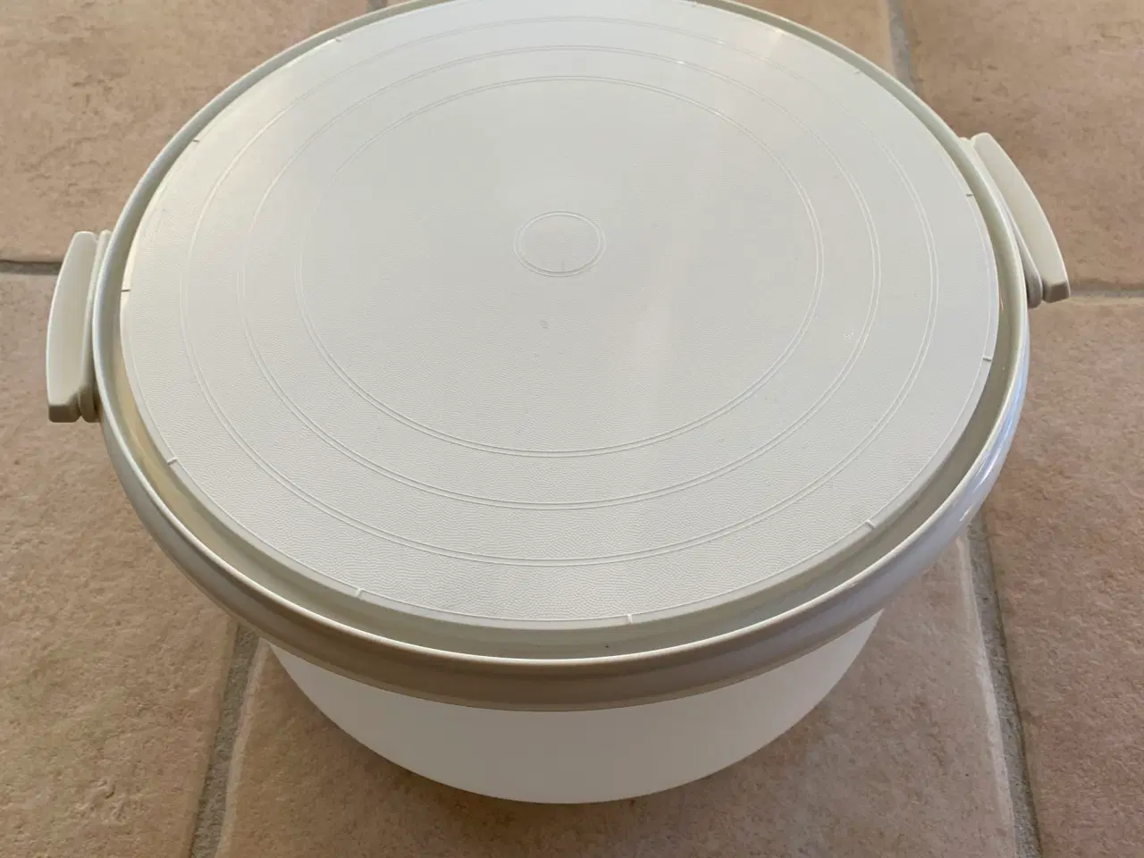 Billede 3 - Tupperware lagkagefad med låg og hank 