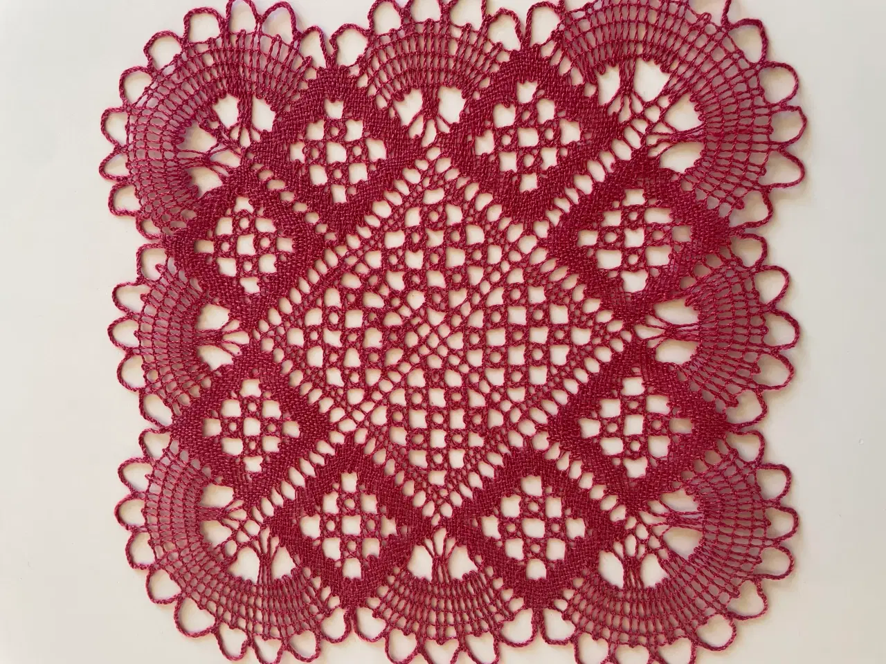 Billede 2 - Kniplet bordløber/festremse og to flakoner.