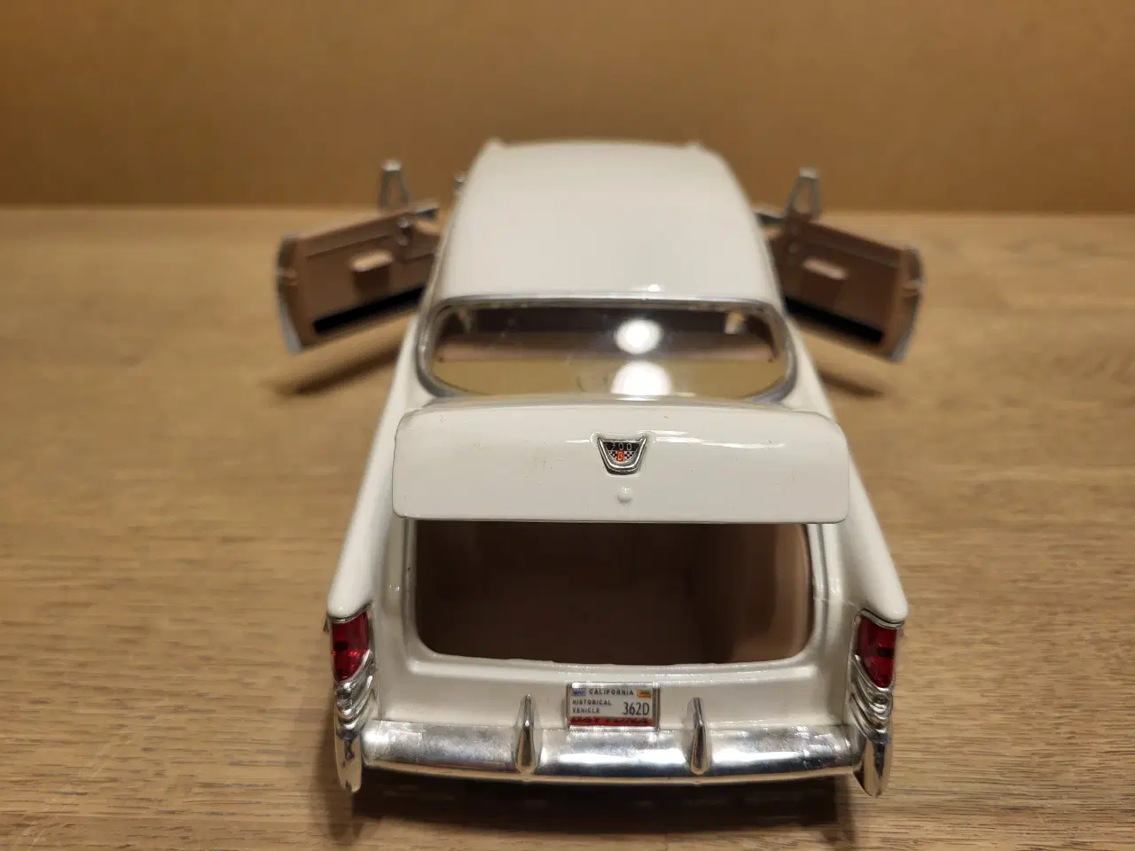 Billede 7 - Modelbil, Chrysler 300b White 1956, skala 1/18