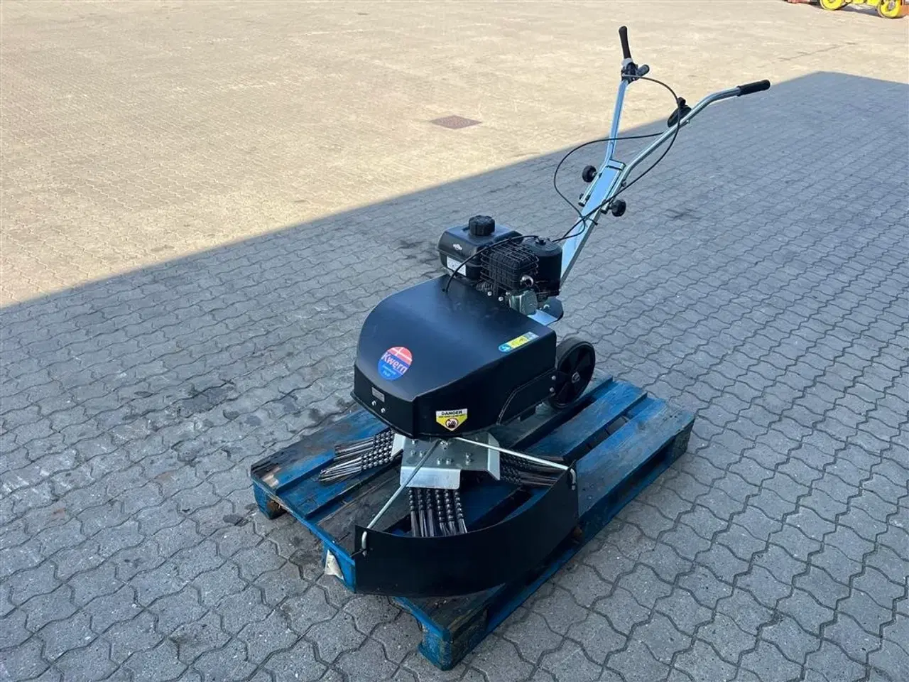 Billede 8 - - - - Kwern Ukrudts børste med benzin motor.