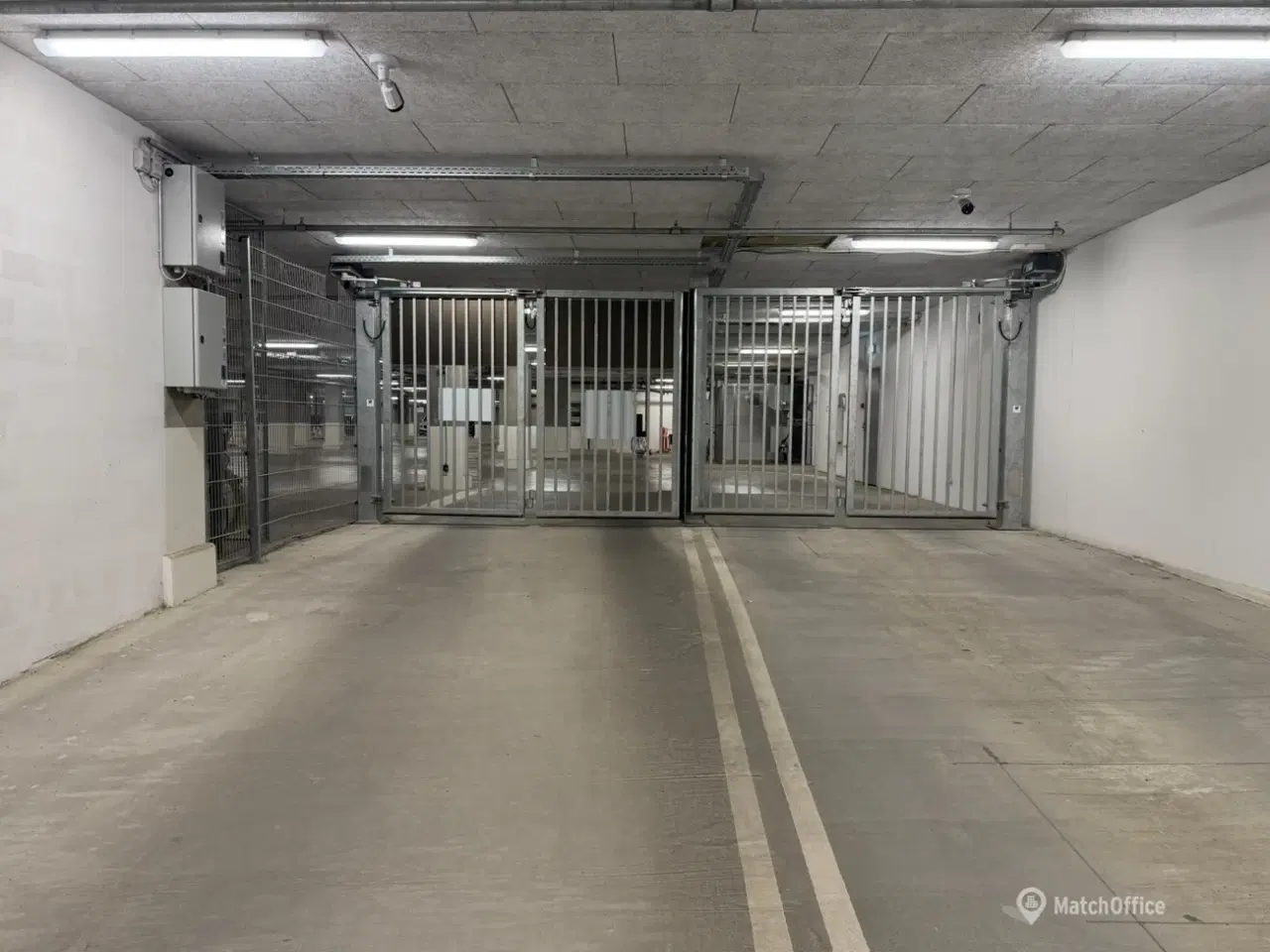 Billede 3 - Parkering med privat elektrisk ladestation. Byens centrum.