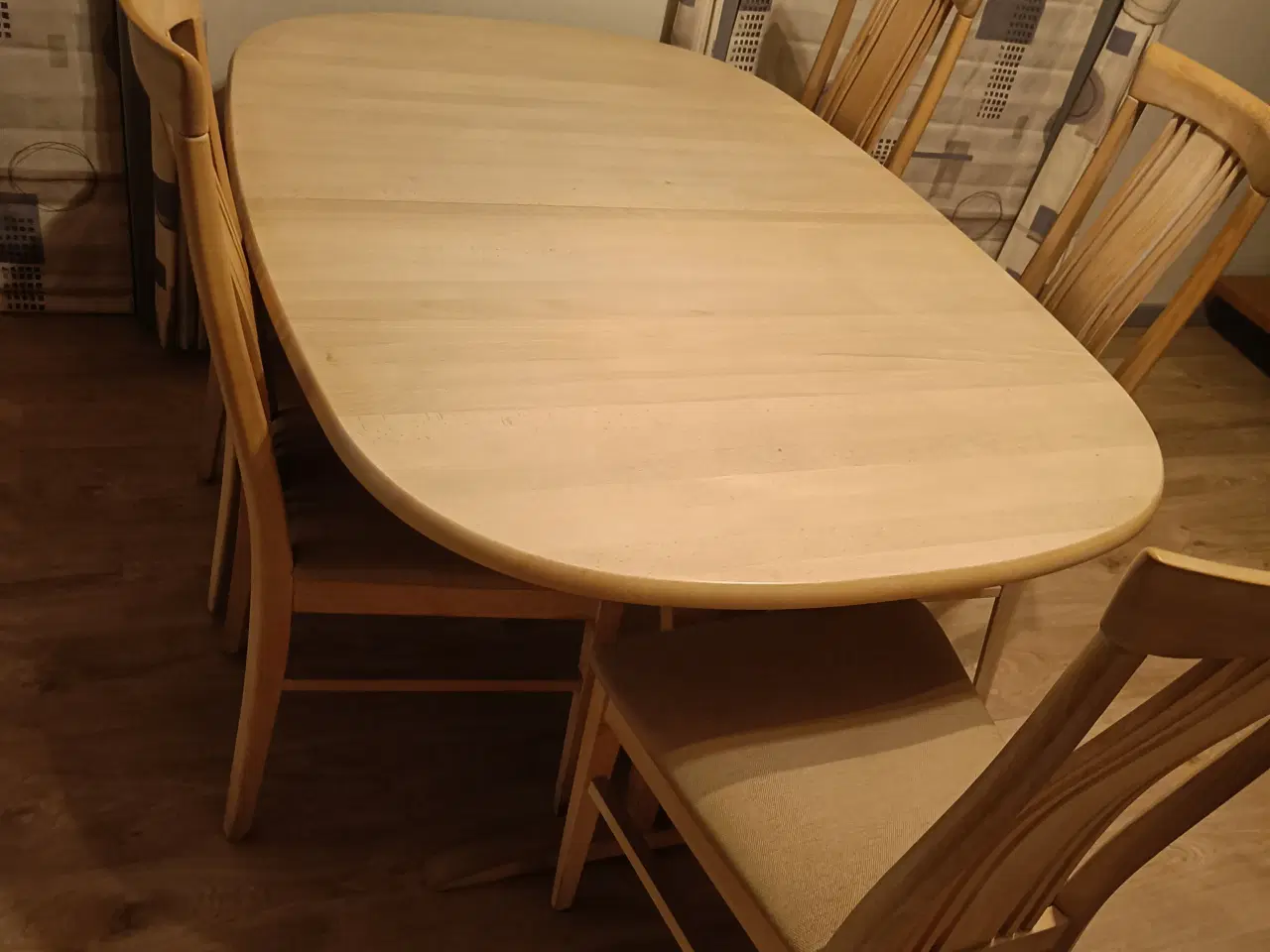 Billede 1 - Sæbebehandlet spisebord i massivbøge med 6 stole