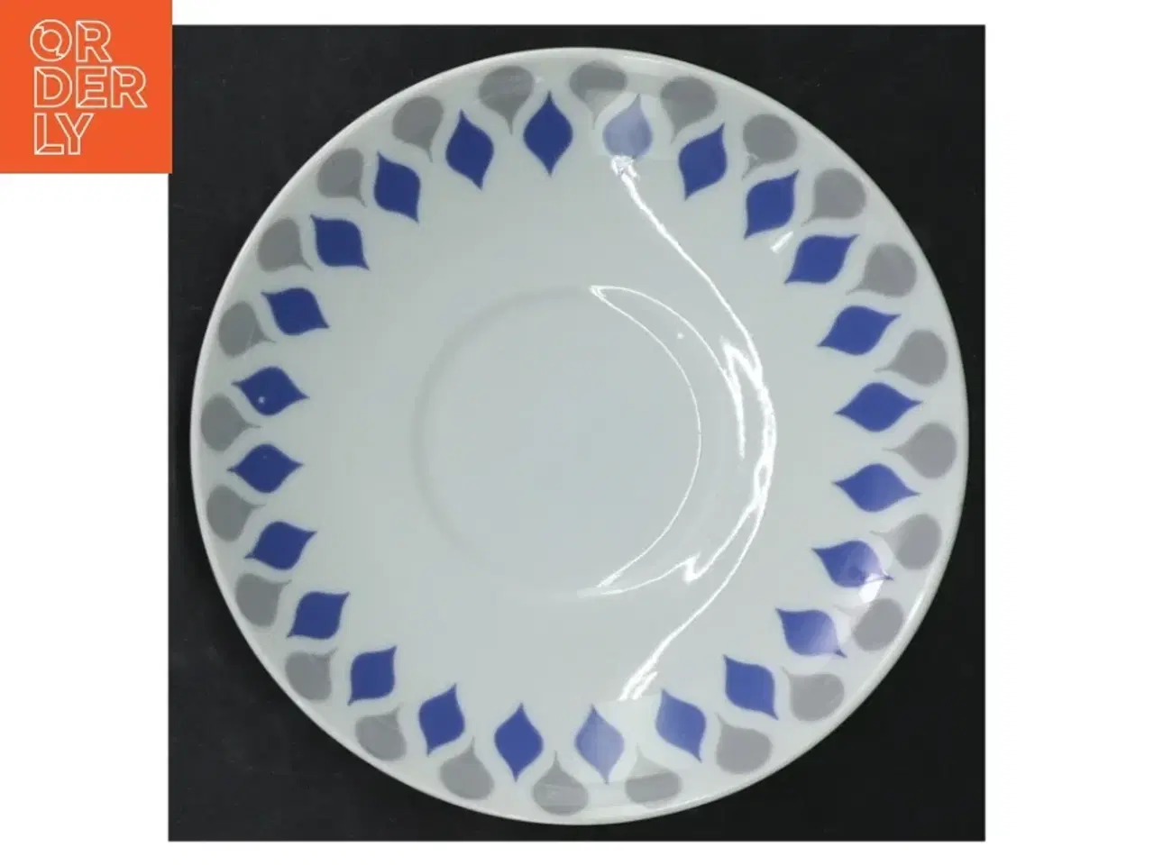 Billede 1 - Porcelæn underkop med farvet mønster fra Lyngby (str. Ø 13,5 cm)