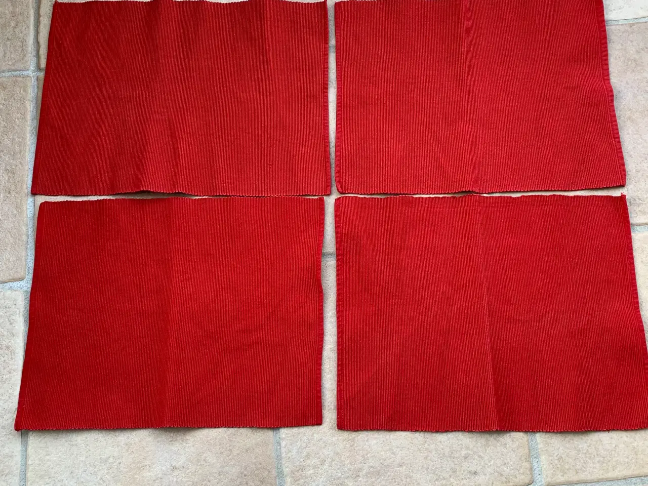Billede 1 - 4 stk dækkeservietter i rød farve. 
