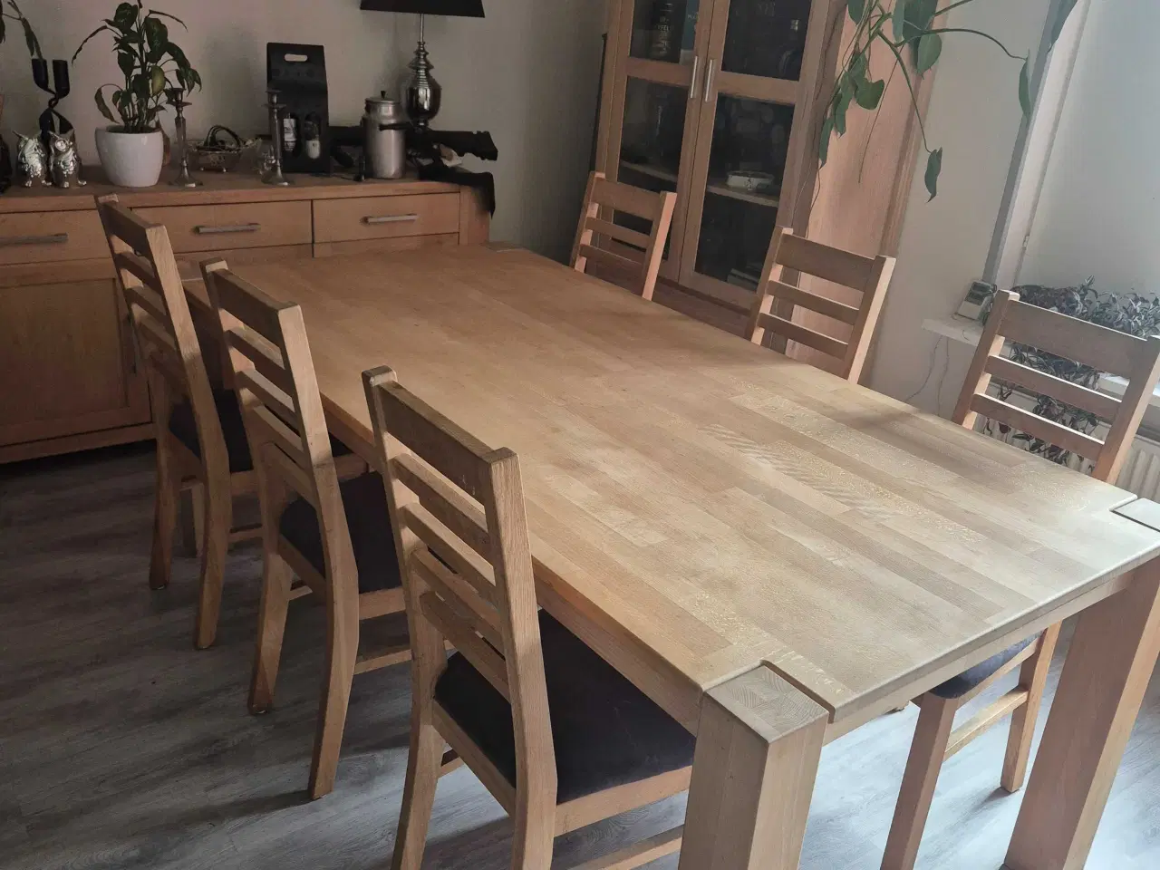 Billede 1 - Egetræ spisebord med 6 stole