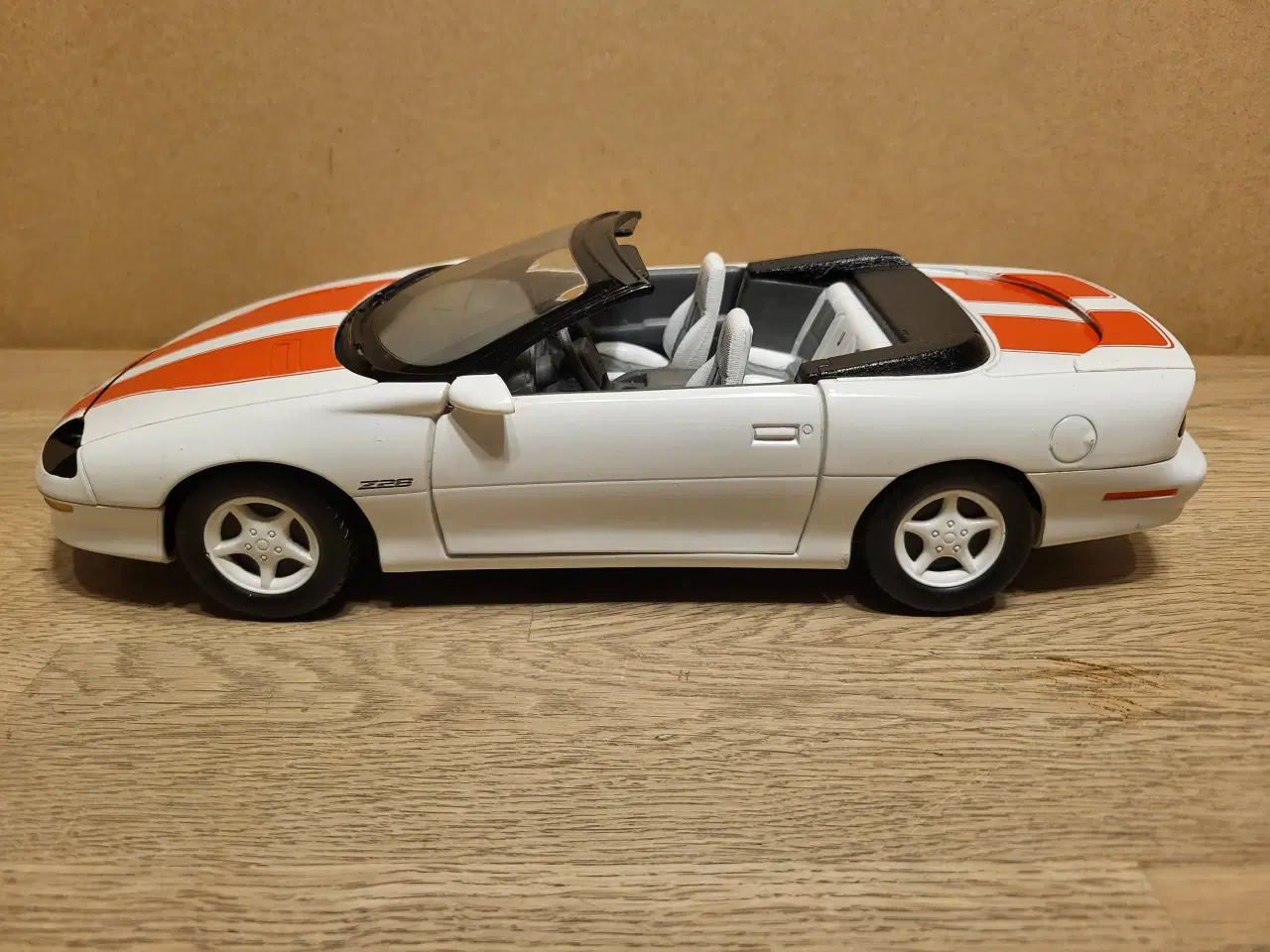 Billede 2 - Modelbil. CHEVROLET CAMARO Z28 (1996). Skala 1/18.