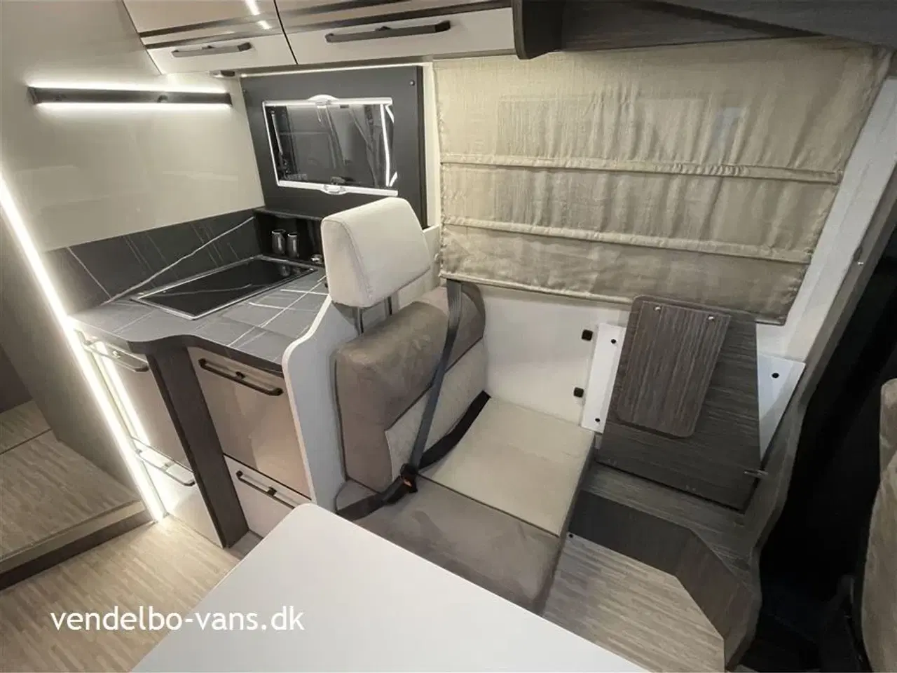 Billede 5 - 2026 - McLouis Nevis Lounge og stor højdejusterbar dobbeltseng bag + dobbeltseng foran