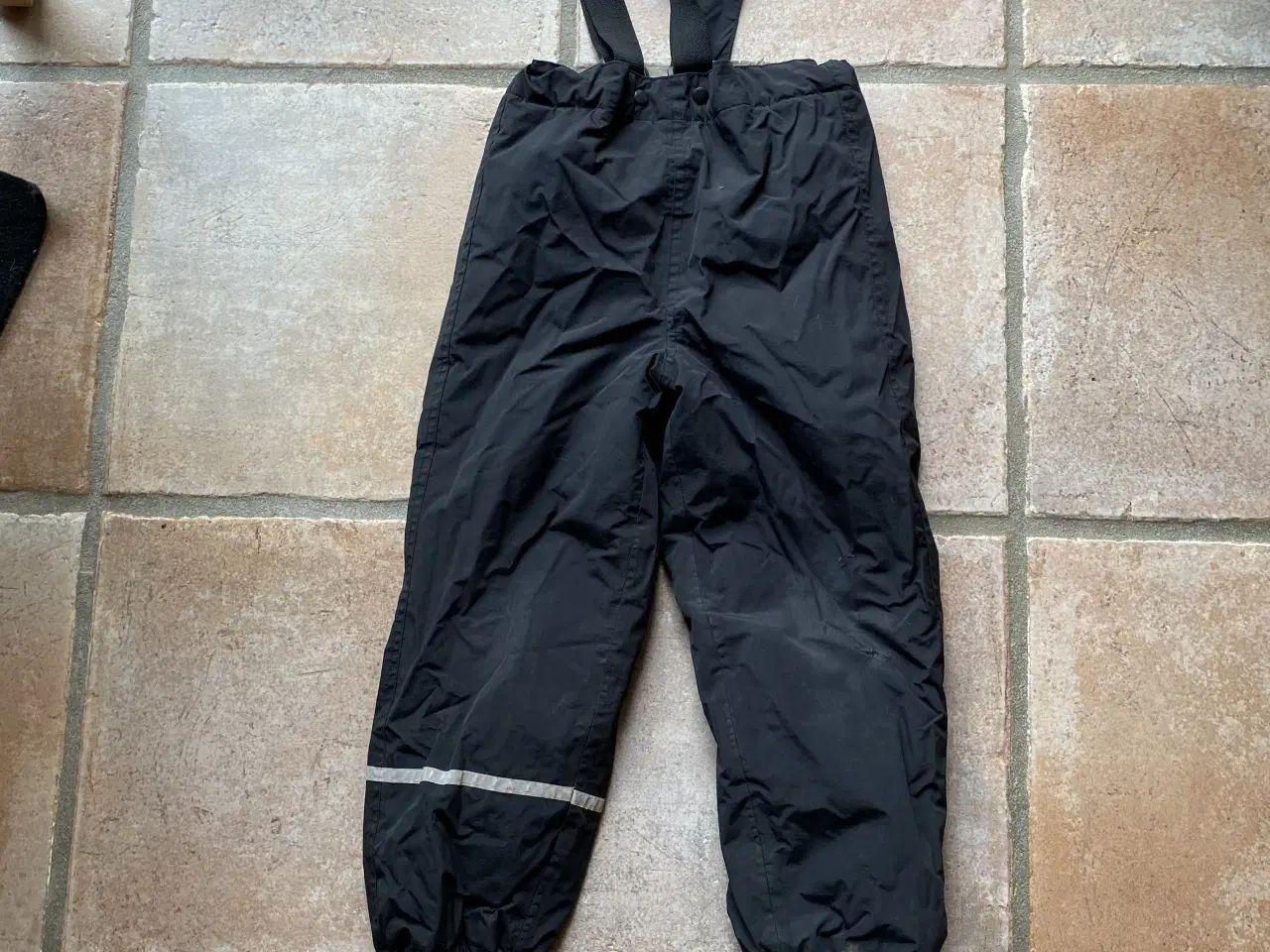 Billede 11 - Skjorte, sorte bukser, vest 110, Hummel jakke 110