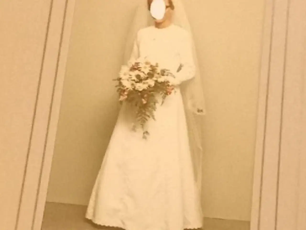 Billede 1 - Brudekjole og slør