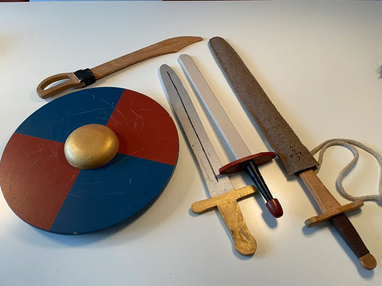 Billede 1 - Legetøjsvåben i træ eller plastic