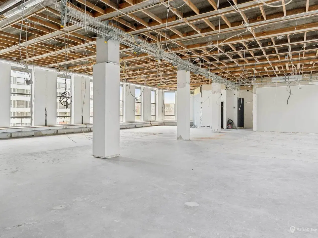 Billede 8 - Markant og eksponeret kontorhus med nem adgang til offentlig transport og parkeringsmuligheder.